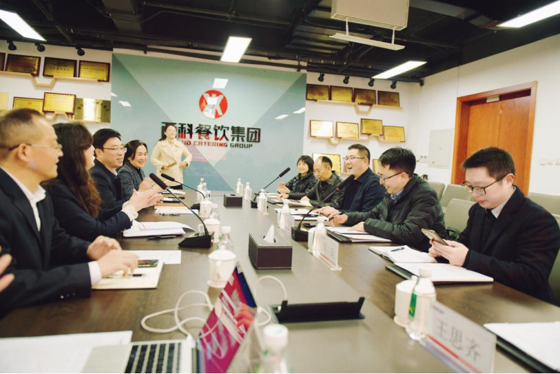 共筑协同育人平台，，，，，，，开启校企相助新篇：西南科技大学经济治理学院副院长郭四代一行到腾博会官网餐饮集团交流座谈
